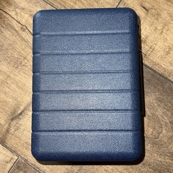 Away Mini Hard Case Luggage Amenity Kit x United Airlines Navy Blue Pouch - Picture 4 of 5